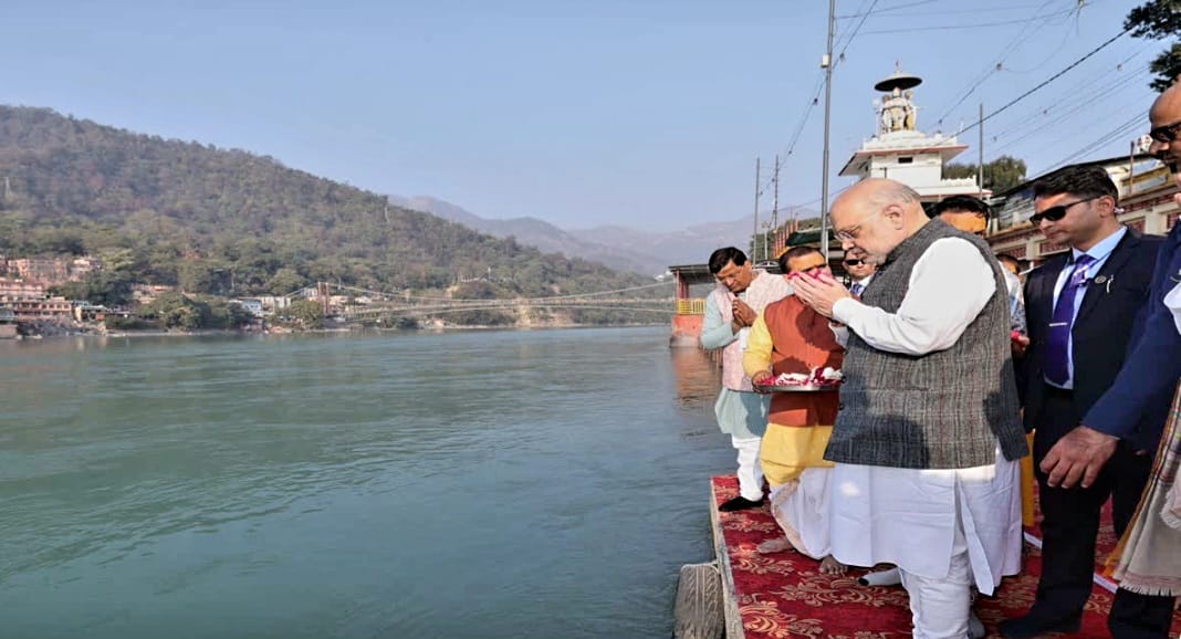 केंद्रीय गृहमंत्री अमित शाह ने ऋषिकेश में की गंगा पूजा