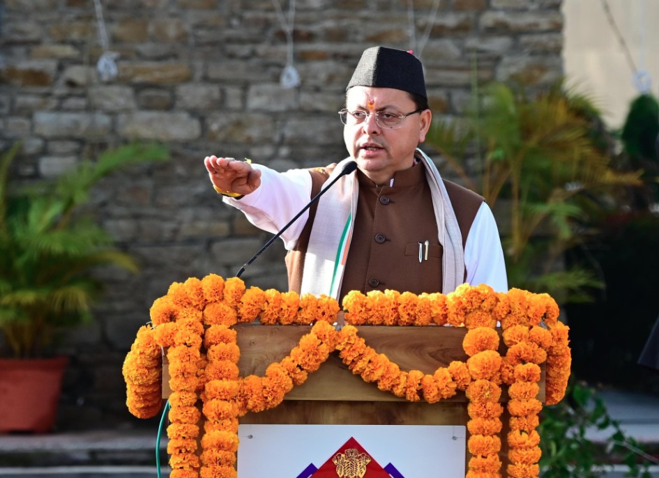 मुख्यमंत्री धामी ने शासकीय आवास परिसर में फहराया तिरंगा