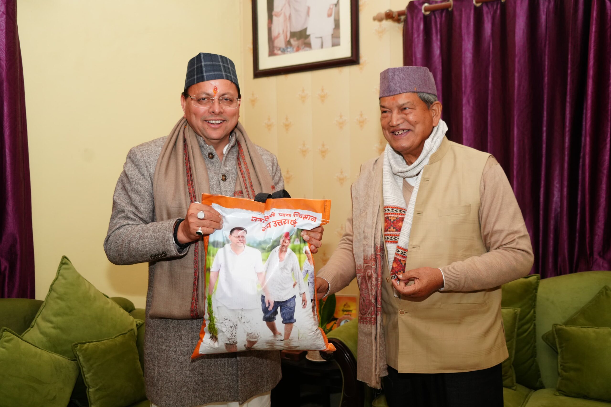 मुख्यमंत्री धामी ने पूर्व मुख्यमंत्री हरीश रावत से की शिष्टाचार भेंट, कुशलक्षेम जाना