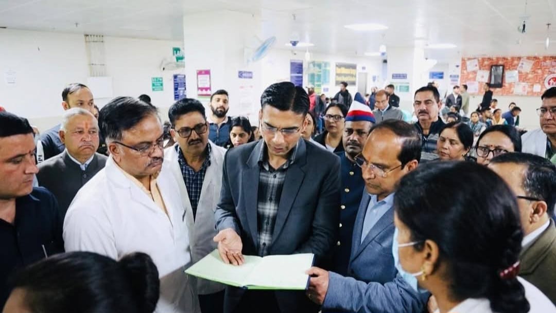 स्वास्थ्य व्यवस्थाओं को पटरी पर लाने के लिए डीएम ने स्वयं संभाला मोर्चा