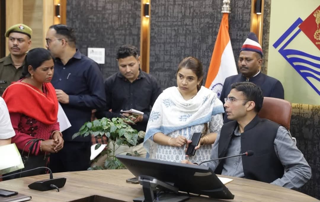 फीस से वंचित छात्रा की मदद से लेकर बुजुर्गों को राहत तक कई मामलों का मौके पर समाधान