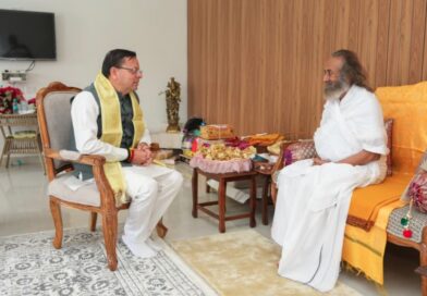मुख्यमंत्री धामी ने श्री श्री रविशंकर से की शिष्टाचार भेंट