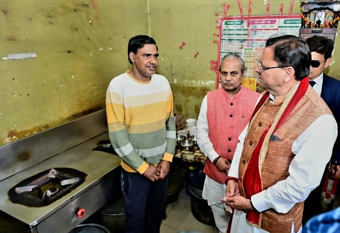 अचानक रेस्टोरेंट पहुंचे सीएम धामी, गैस आपूर्ति का लिया जायजा