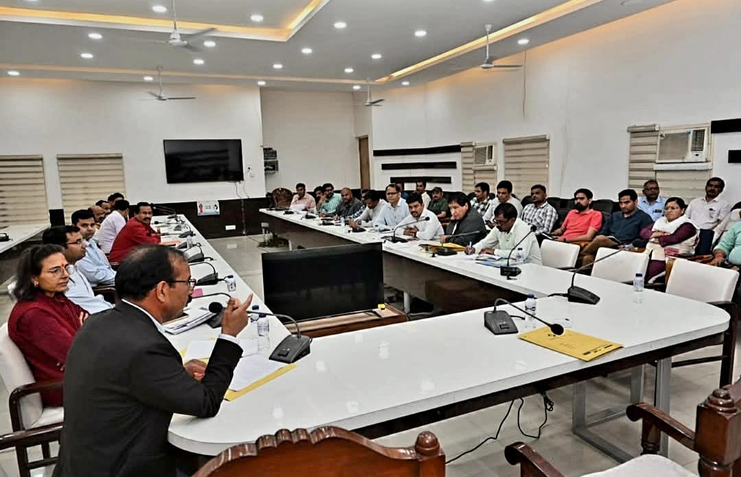 फोटो युक्त विधान सभा निर्वाचन नामावलियों के आगामी विशेष गहन पुनरीक्षण (एस.आई.आर) के सफल संपादन हेतु नोडल अधिकारी एवं सहायक नोडल अधिकारियों के साथ जिला कलेक्ट्रेट सभागार में आयोजित की गई बैठक