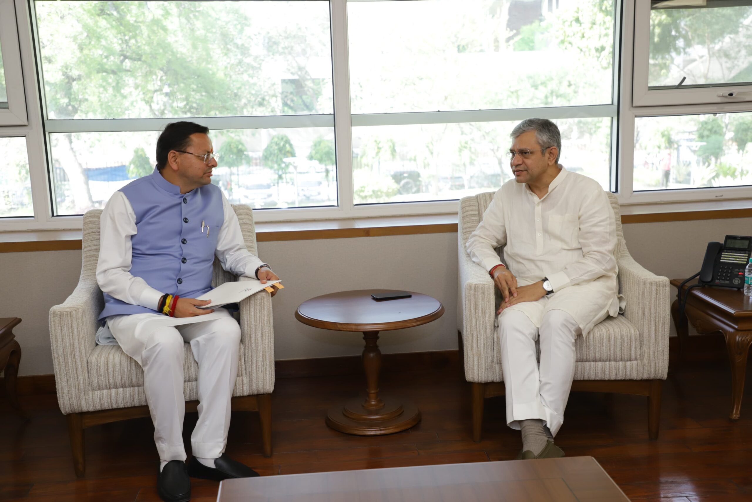 मुख्यमंत्री धामी ने रेल कनेक्टिविटी और डिजिटल कुंभ 2027 के विकास के लिए केंद्रीय रेल मंत्री अश्विनी वैष्णव से की मुलाकात