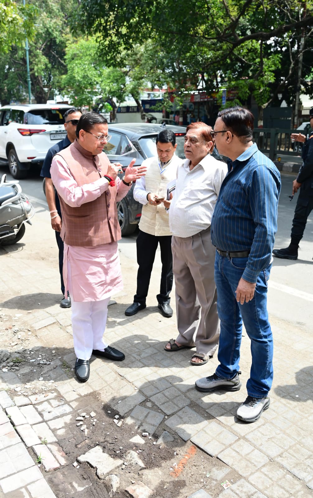 ग्राउंड जीरो पर धामी, सीएम हेल्पलाइन की शिकायतों को जांचा