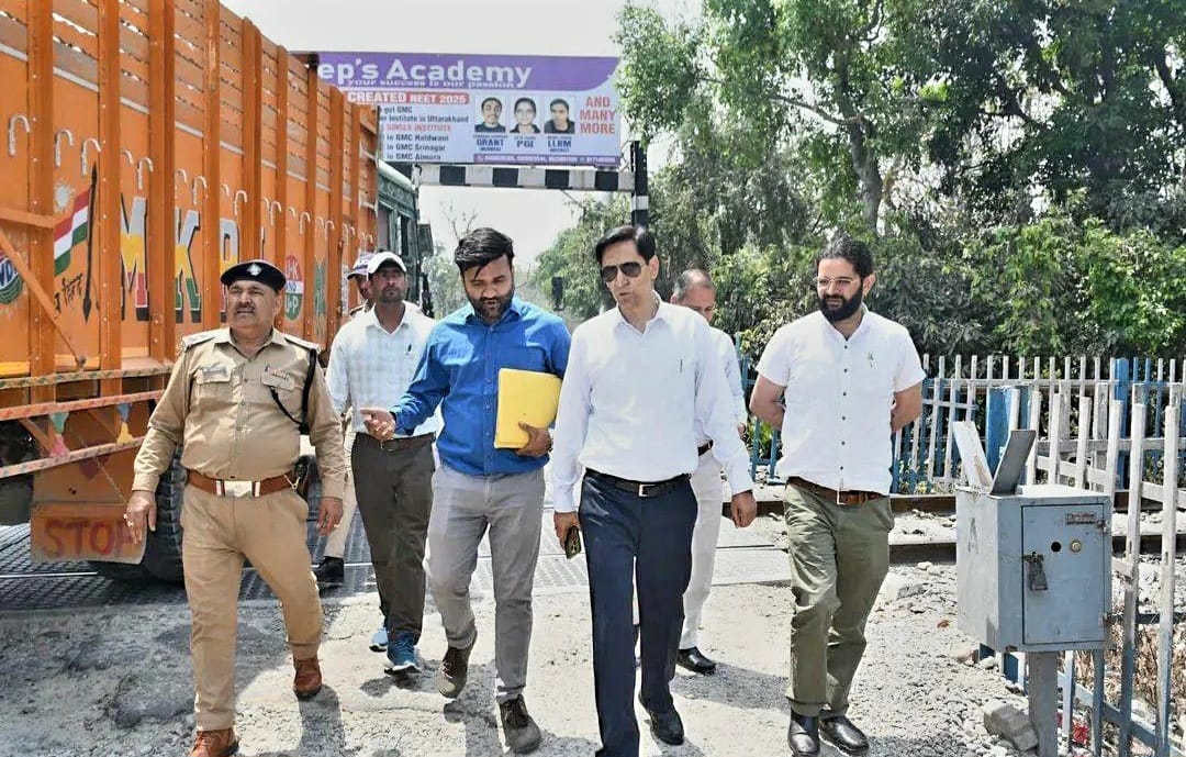 रेलवे क्रॉसिंग की बदहाल सड़क पर भड़के कुमाऊँ आयुक्त, तत्काल मरम्मत के दिए सख्त निर्देश