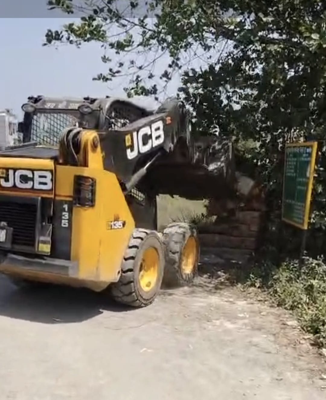 डीएम के आदेश पर खुला रास्ता; सड़क कराई कब्जा-मुक्त