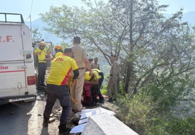 टिहरी में बड़ा हादसा, चंबा-कोटी नैल मार्ग पर खाई में गिरी यूटिलिटी, कई लोग सवार