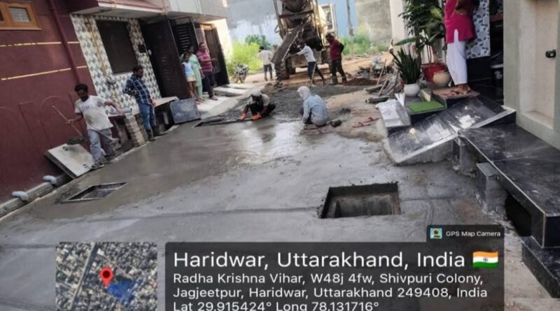 चारधाम यात्रा के दृष्टिगत सिवरेज के लिए खोदी गई सड़कों को त्वरित गति से ठीक करने के लिए दिन- रात किया जा रहा है निमार्ण कार्य