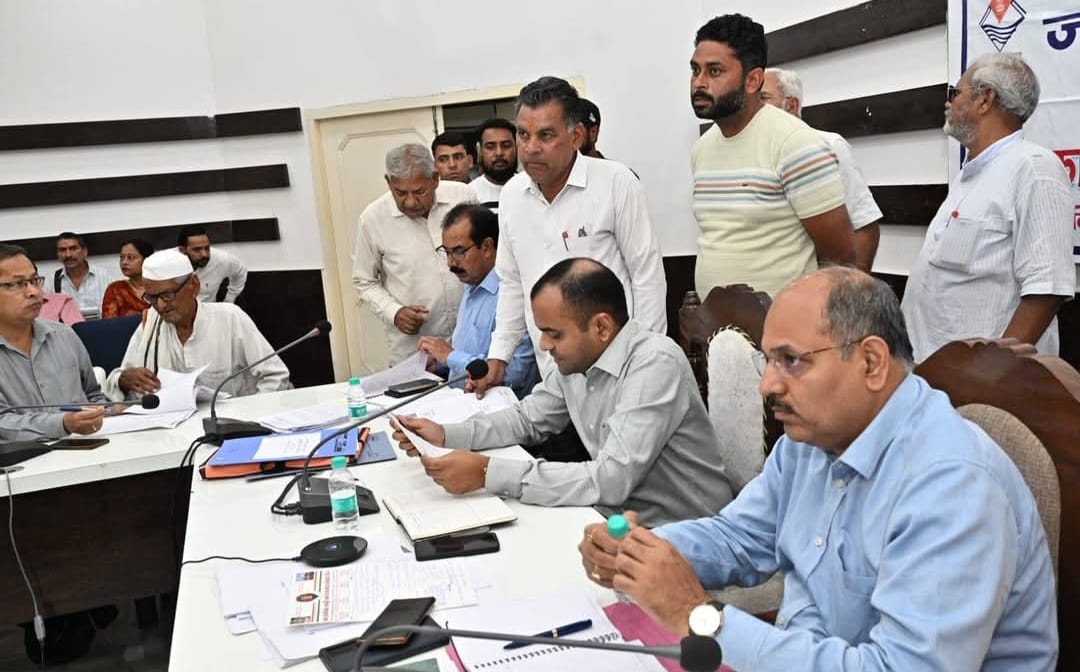 सीएम हेल्पलाइन में 36 दिन से दर्ज शिकायतों का निस्तारण न होंने पर जिलाधिकारी ने संबंधित अधिकारियों को लगाई कड़ी फटकार