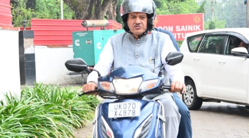वैश्विक संकट के बीच कृषि मंत्री गणेश जोशी ने दिया ईंधन बचत का संदेश, स्कूटी से पहुंचे कैंप कार्यालय