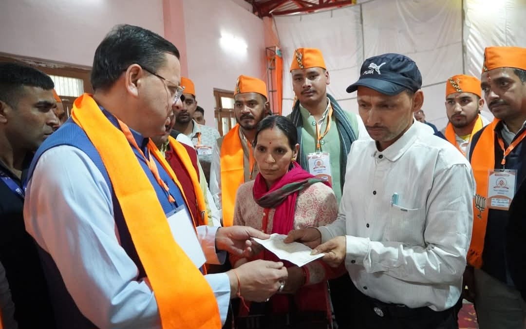 मुख्यमंत्री पुष्कर सिंह धामी ने दिवंगत सोमेंद्र सिंह बोहरा के परिजनों को सौंपी ₹10 लाख की सहायता राशि
