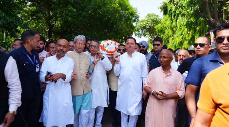 सीएम धामी ने पूर्व मुख्यमंत्री मेजर जनरल भुवन चंद्र खंडूड़ी (सेवानिवृत्त) को दी श्रद्धांजलि