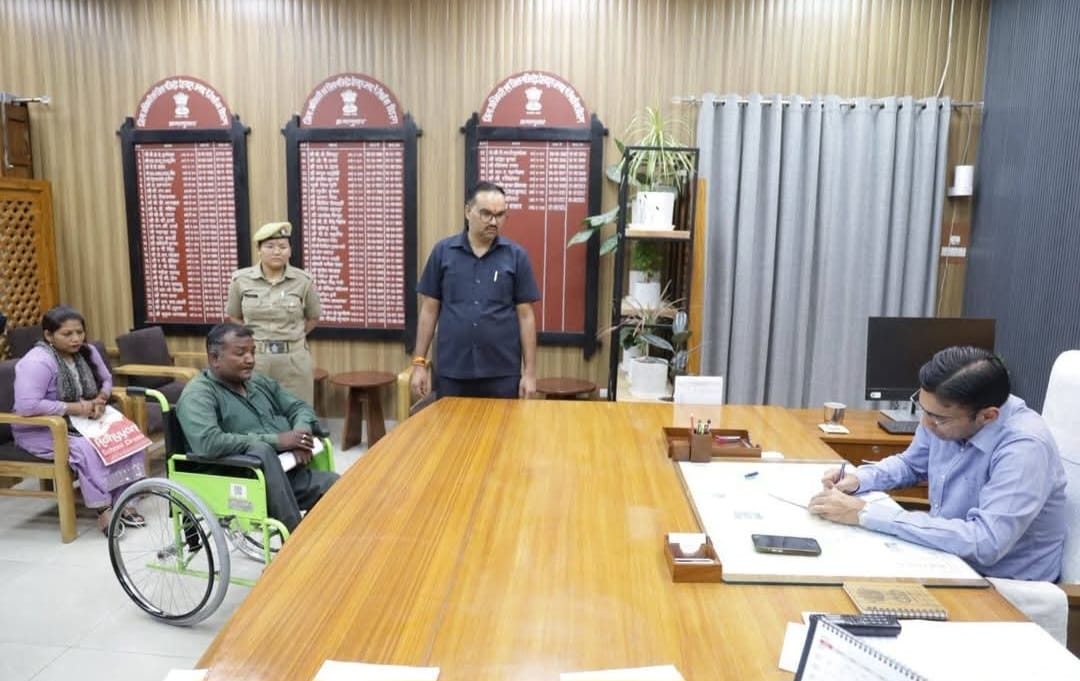 100% दिव्यांग पिता, 65% दिव्यांग माता; तीन बेटियों के परिवार को जिला प्रशासन का सहारा