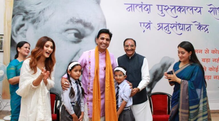 देश के पहले लेखक गांव पहुंचे डॉ. कुमार विश्वास, कविता और भारतीय संस्कृति से युवाओं को दिया प्रेरणा का संदेश