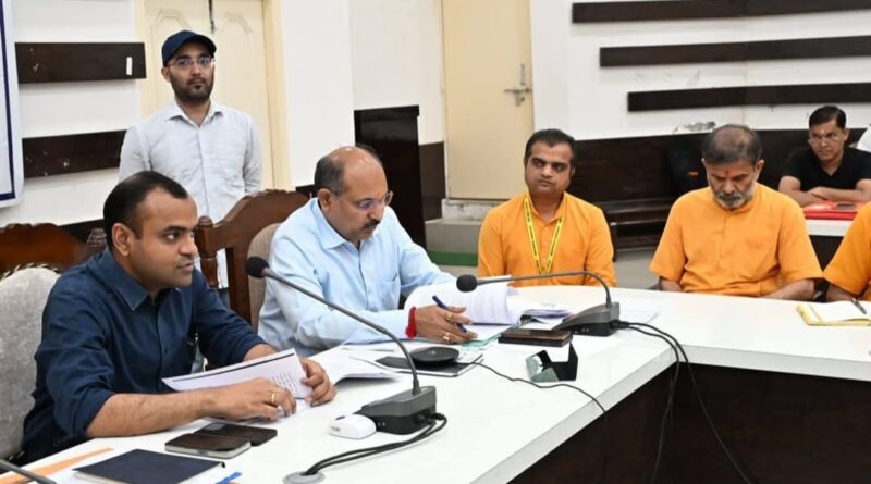 जनपद में कचरा एवं ठोस अपशिष्ट के उचित निस्तारण हेतु सभी संबंधित अधिकारी गंभीरता से कार्य करे – जिलाधिकारी मयूर दीक्षित