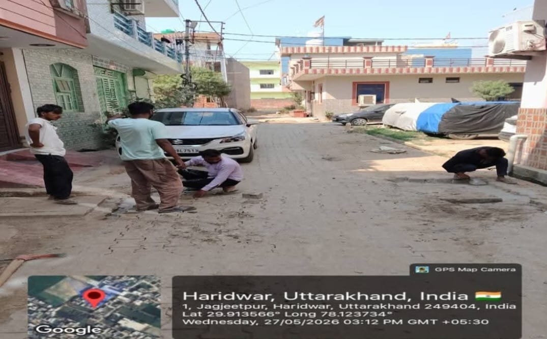 चारधाम यात्रा के दृष्टिगत सिवरेज के लिए खोदी गई सड़कों को त्वरित गति से ठीक करने के लिए दिन- रात किया जा रहा है निमार्ण कार्य