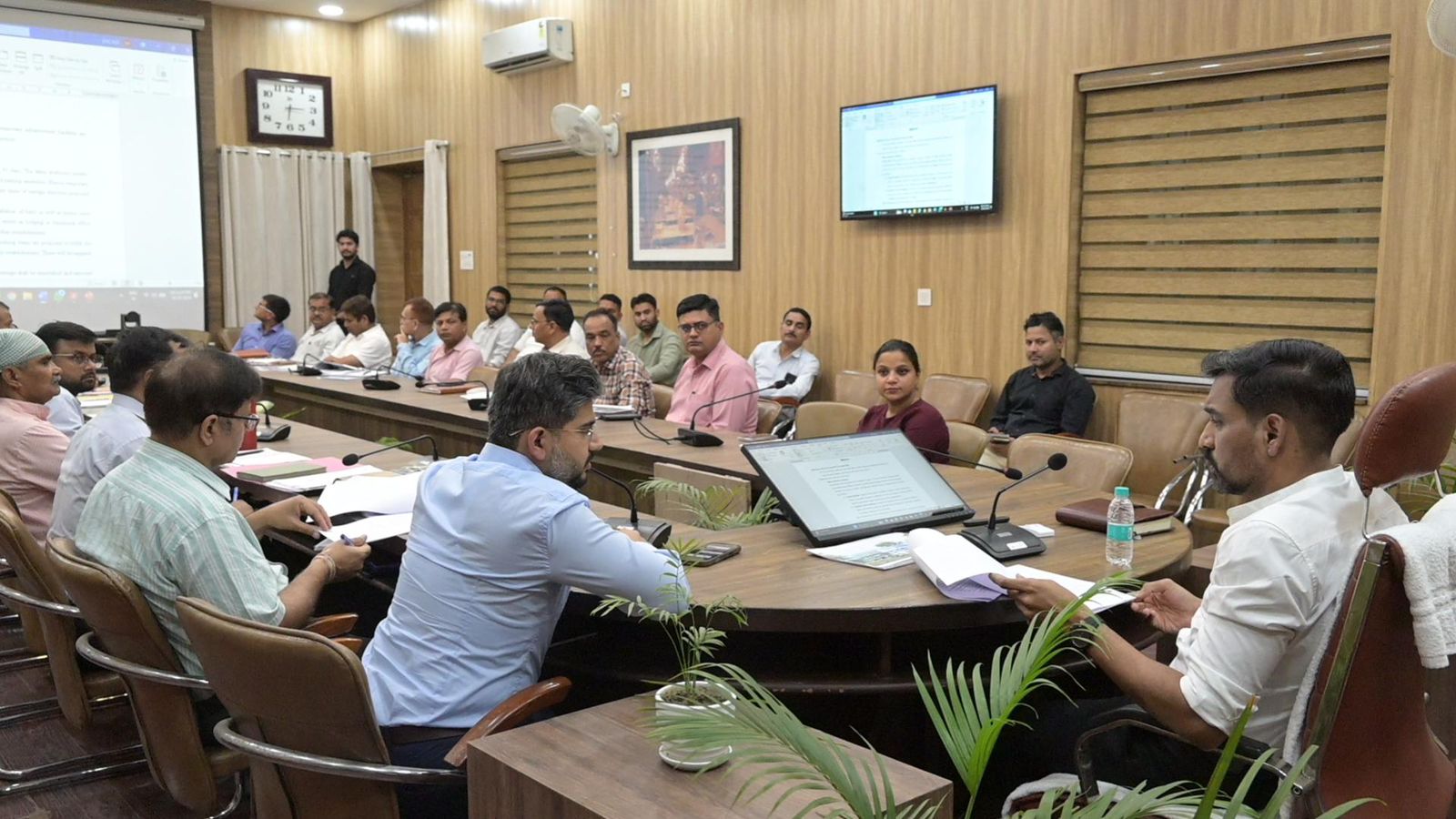गंगा स्वच्छता पर डीएम सख्त: धरातल पर दिखें नतीजे, सिर्फ प्रजेंटेशन नहीं