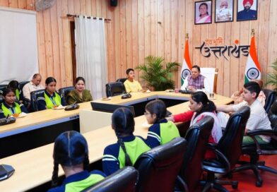 मुख्यमंत्री ने बालिकाओं के साथ प्रधानमंत्री के मन की बात के 134 वें संस्करण को सुना