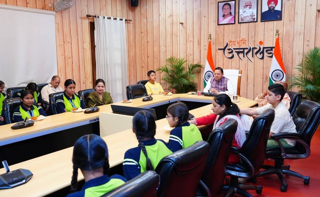मुख्यमंत्री ने बालिकाओं के साथ प्रधानमंत्री के मन की बात के 134 वें संस्करण को सुना