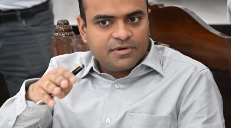 जिलाधिकारी मयूर दीक्षित की अध्यक्षता में जन सुनवाई कार्यक्रम आयोजित