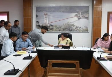 जिलाधिकारी ने जनता दरबार में सुनी जनसमस्याएं, 60 शिकायतों पर हुई सुनवाई