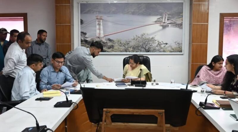 जिलाधिकारी ने जनता दरबार में सुनी जनसमस्याएं, 60 शिकायतों पर हुई सुनवाई