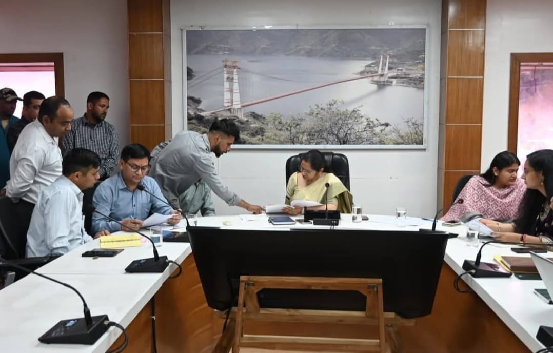 जिलाधिकारी ने जनता दरबार में सुनी जनसमस्याएं, 60 शिकायतों पर हुई सुनवाई