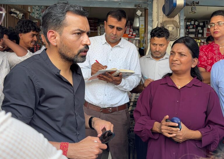 कार्यों की धीमी प्रगति पर डीएम सख्त, अधीक्षण अभियंता UPCL का रोका वेतन