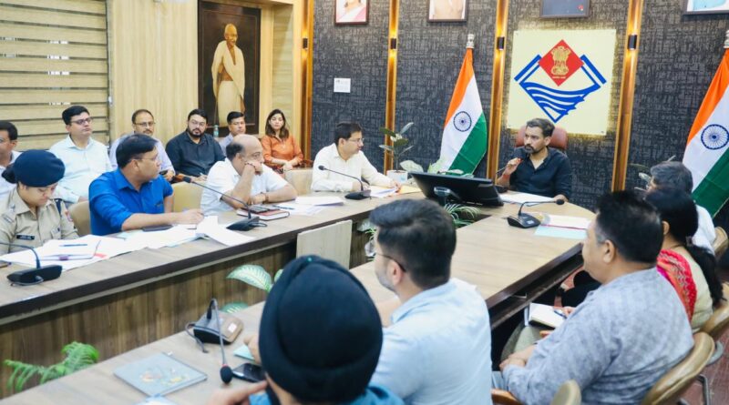सीएम हेल्पलाइन में लंबित शिकायतों पर डीएम सख्त, डीएम ने विभागों को दी कड़ी हिदायत