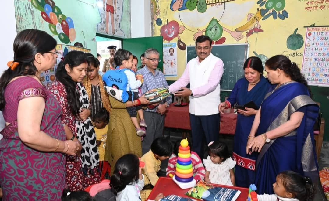 टिहरी: बौराड़ी में मुख्य सचिव आनन्द बर्द्धन ने जानी जमीनी हकीकत, कई संस्थानों का किया निरीक्षण