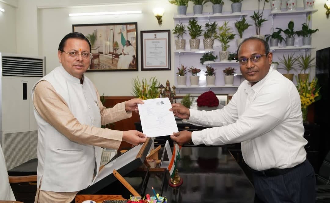 CM धामी को सौंपा गया गणना फॉर्म, प्रदेशभर में शुरू हुआ मतदाता सत्यापन अभियान