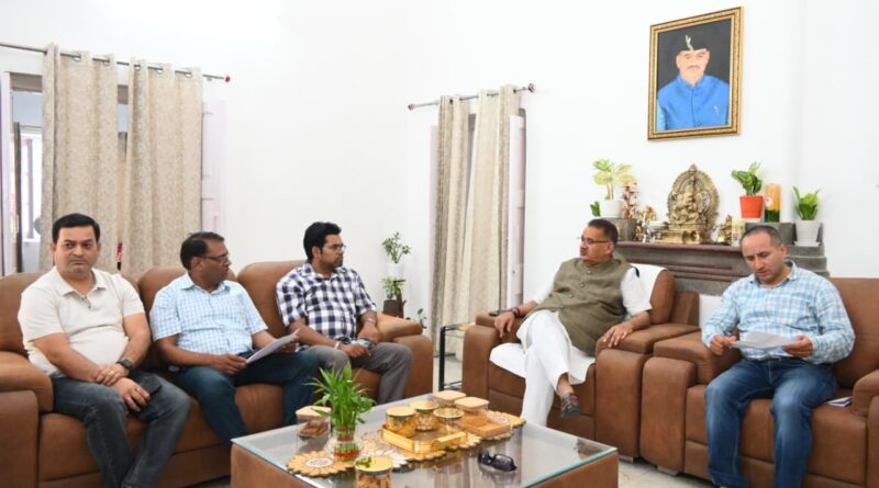 कैबिनेट मंत्री गणेश जोशी ने क्षतिग्रस्त सड़कों को ठीक करने के अधिकारियों को दिए निर्देश