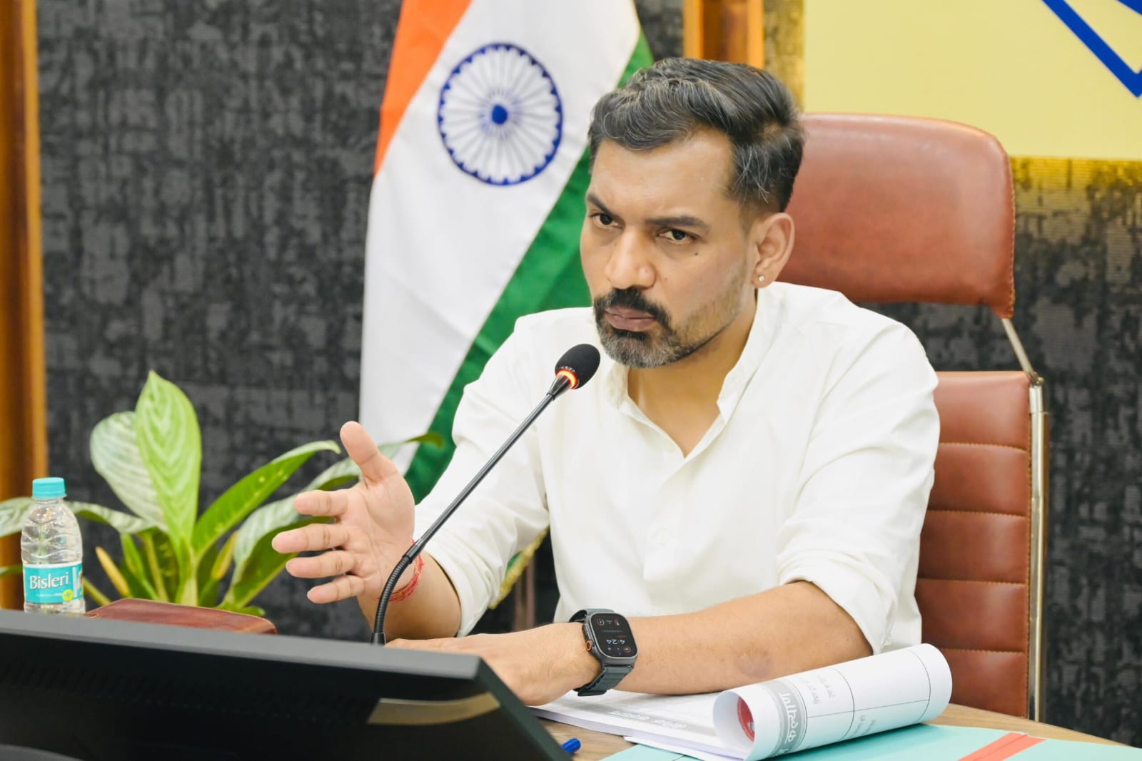 राज्य और राष्ट्रीय महत्व की परियोजनाओं में देरी नहीं होगी बर्दाश्त: डीएम डॉ. आशीष चौहान