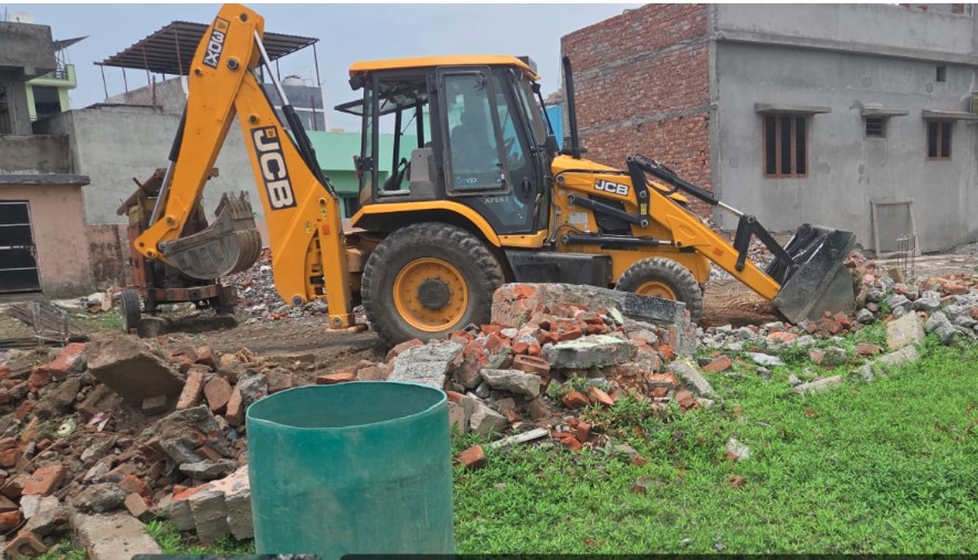 पित्थुवाला खुर्द में अवैध प्लॉटिंग पर चला एमडीडीए का बुलडोजर