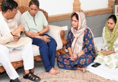रेखा आर्या ने जसपाल राणा के आवास पहुँचकर दी श्रद्धांजलि, परिजनों को बंधाया ढांढस