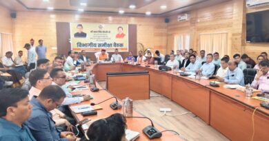 कैबिनेट मंत्री भरत सिंह चौधरी ने विभागीय समीक्षा बैठक में योजनाओं की प्रगति का लिया जायजा
