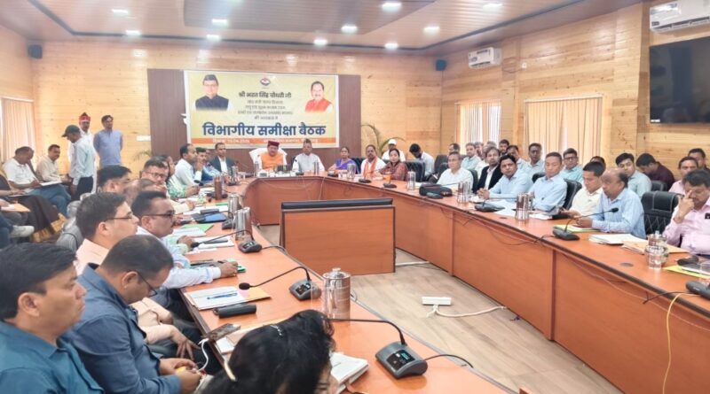कैबिनेट मंत्री भरत सिंह चौधरी ने विभागीय समीक्षा बैठक में योजनाओं की प्रगति का लिया जायजा