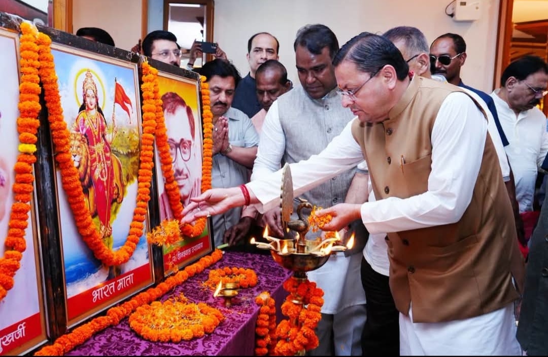 लोकतंत्र सेनानियों को नमन: संविधान हत्या दिवस पर सीएम धामी ने किया सम्मानित