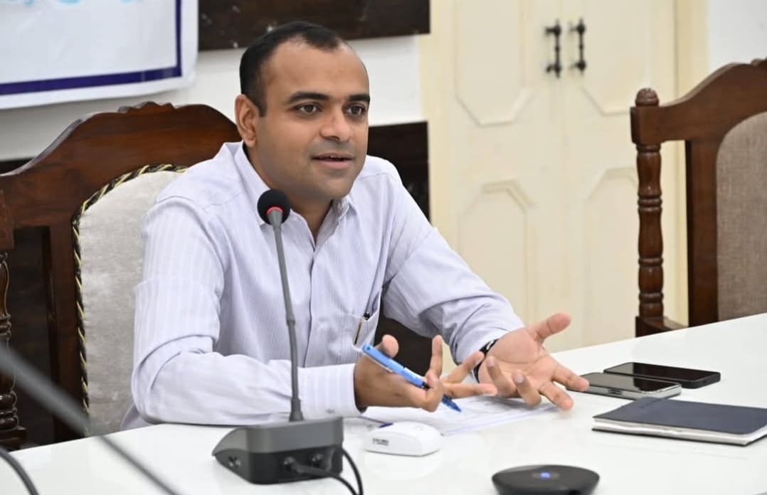 स्वच्छता रैंकिंग में सुधार एवं सुप्रीम कोर्ट के आदेशों के अनुपालन पर जिलाधिकारी ने दिए कड़े निर्देश