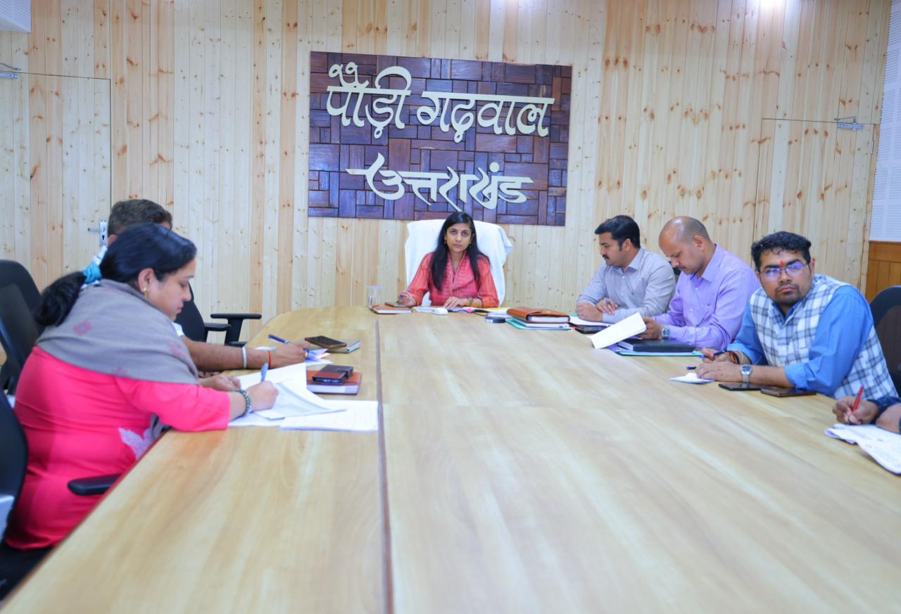 वन भूमि हस्तांतरण के लंबित प्रकरणों में तेजी लाएं, विकास कार्यों में नहीं होनी चाहिए देरी: जिलाधिकारी