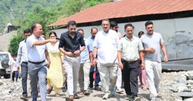 कार्लीगाड़ पहुंचकर कैबिनेट मंत्री गणेश जोशी ने लिया आपदा राहत कार्यों का जायजा