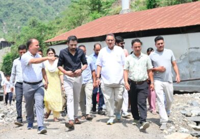 कार्लीगाड़ पहुंचकर कैबिनेट मंत्री गणेश जोशी ने लिया आपदा राहत कार्यों का जायजा