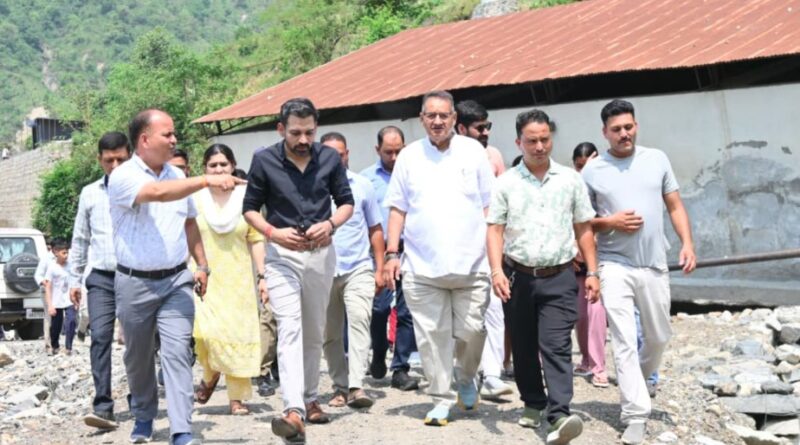 कार्लीगाड़ पहुंचकर कैबिनेट मंत्री गणेश जोशी ने लिया आपदा राहत कार्यों का जायजा