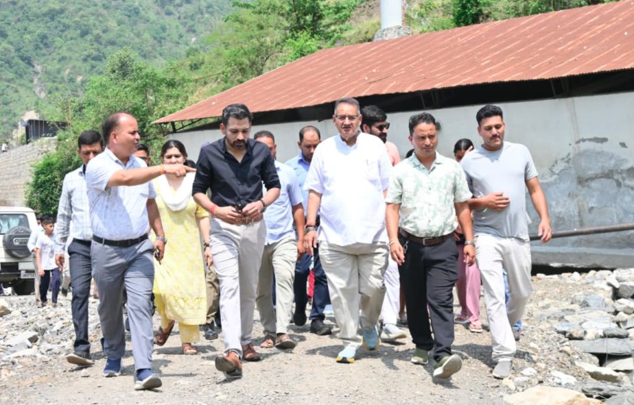 कार्लीगाड़ पहुंचकर कैबिनेट मंत्री गणेश जोशी ने लिया आपदा राहत कार्यों का जायजा