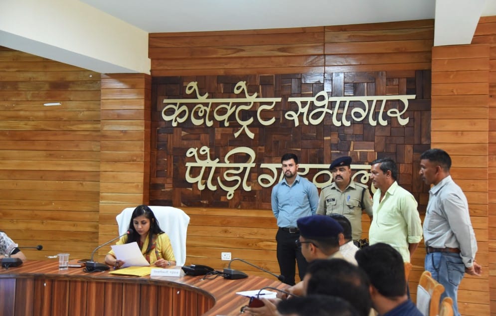 जनता मिलन में 21 शिकायतों पर डीएम सख्त, समयबद्ध एवं संतोषजनक निस्तारण के दिए निर्देश