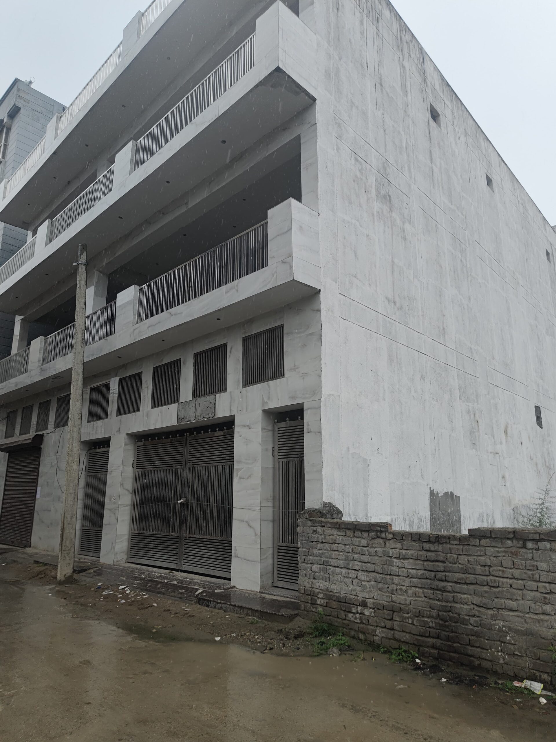 उपाध्यक्ष बंशीधर तिवारी की सख्ती : एमडीडीए का अवैध निर्माणों पर बड़ा प्रहार, अवैध प्लॉटिंग ध्वस्त, तीन निर्माण सील