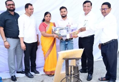 सीएम को सौंपा ज्ञापन, शाम तक मिली सिलाई मशीन