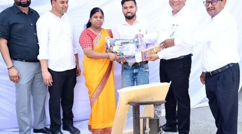सीएम को सौंपा ज्ञापन, शाम तक मिली सिलाई मशीन